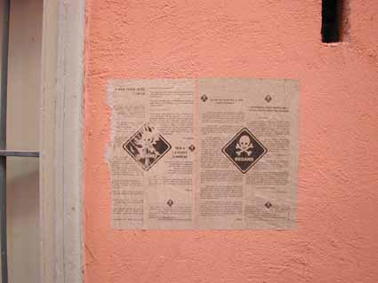 un papier sur un mur
